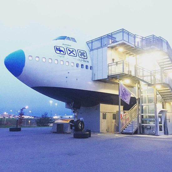 Где припаркован лайнер Boeing, в котором можно снять номер?