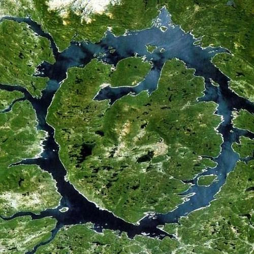 Какой озёрный остров по площади превосходит само озеро?