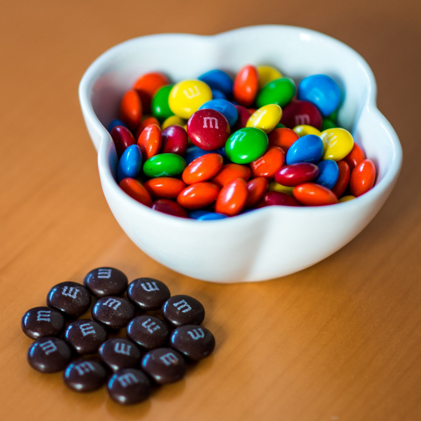 Зачем группа Van Halen в своём райдере требовала предоставить M&M's, но убрать все коричневые конфеты?