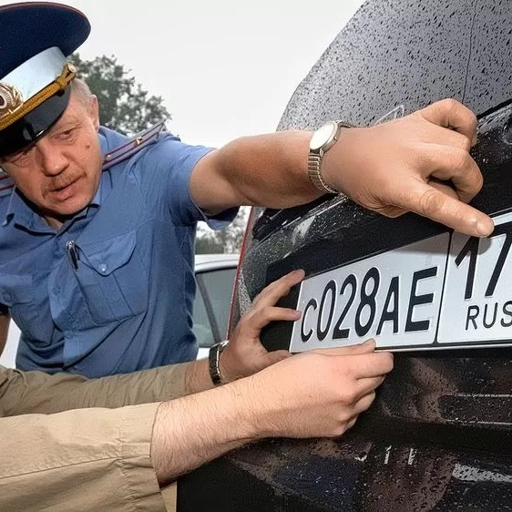 Почему на российских автомобильных номерах используются только 12 букв?