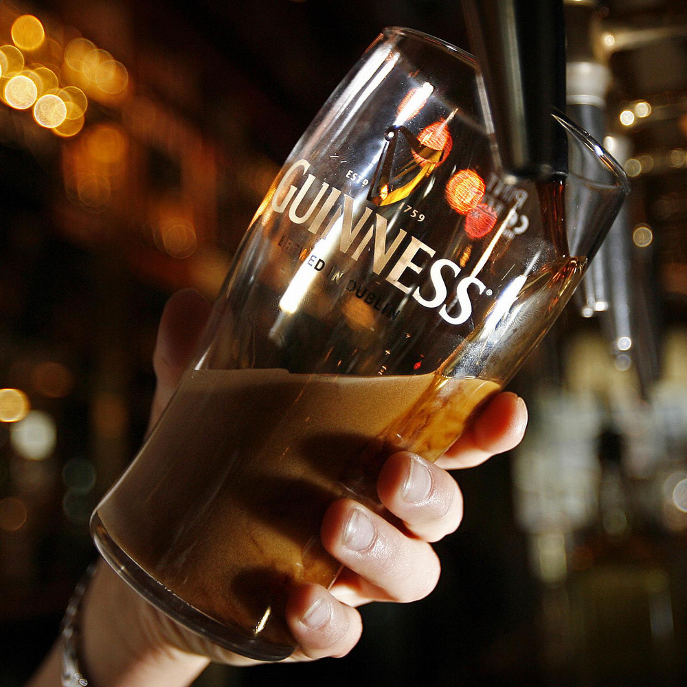 Почему в пиве Guinness пузырьки движутся не вверх, а вниз?