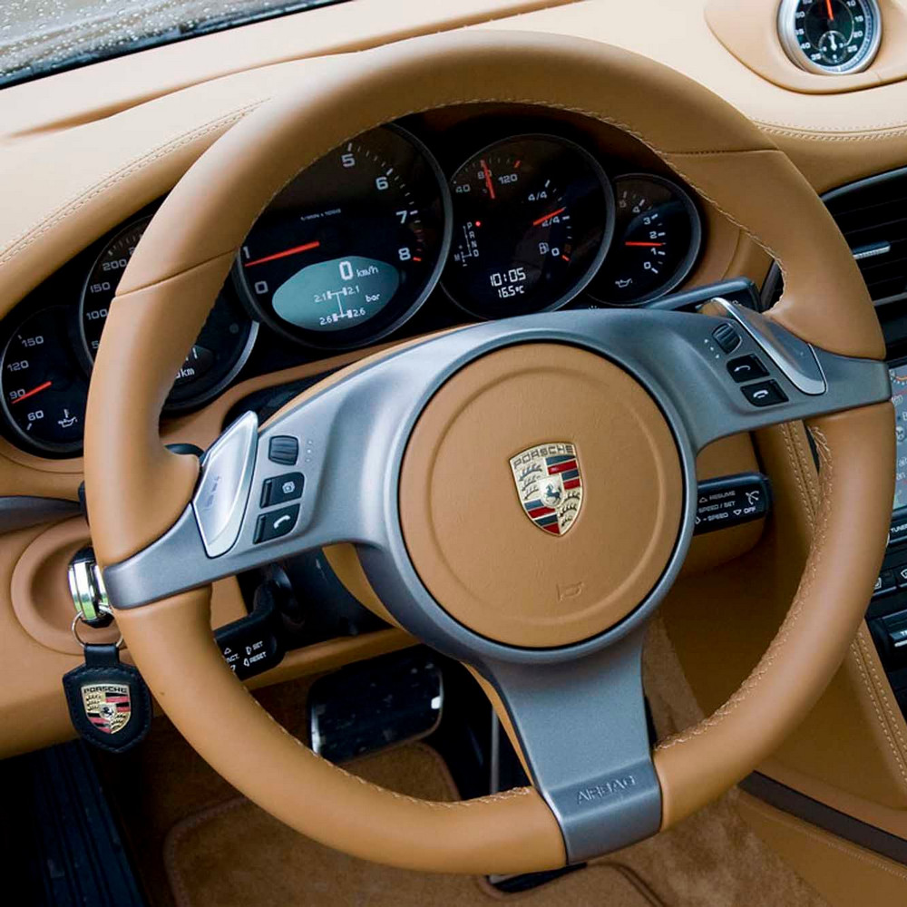 Почему в автомобилях Porsche ключ зажигания находится слева от руля?