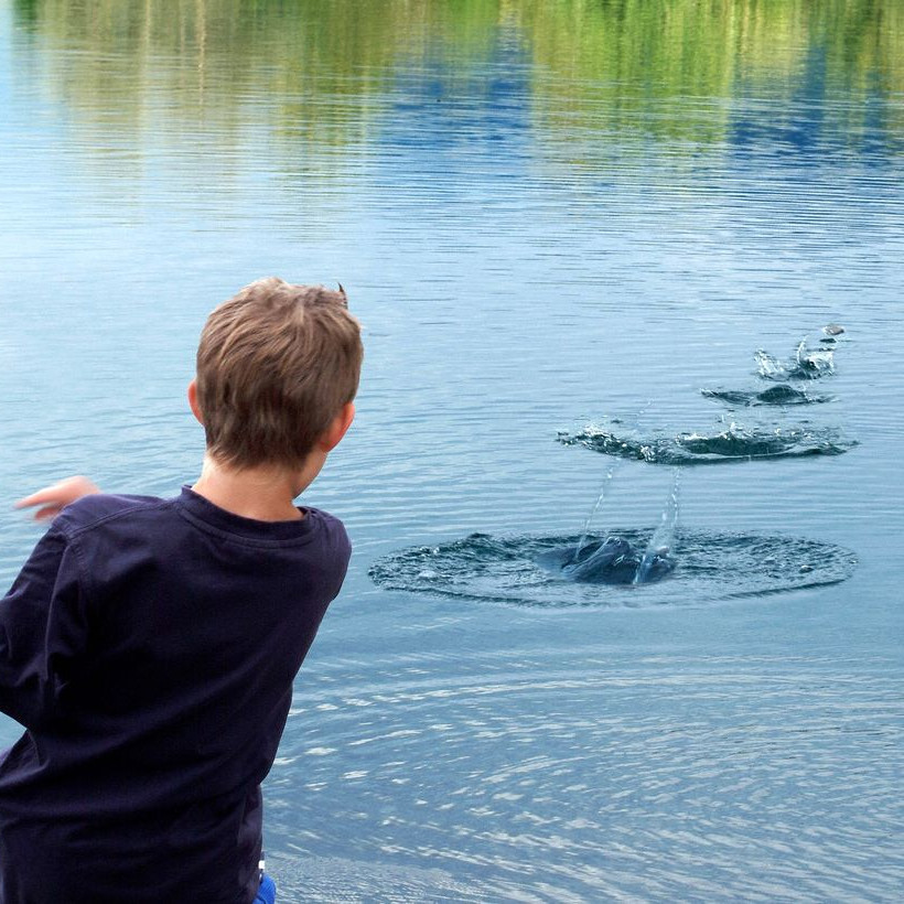 Как в разных языках называется бросание камушков в воду?