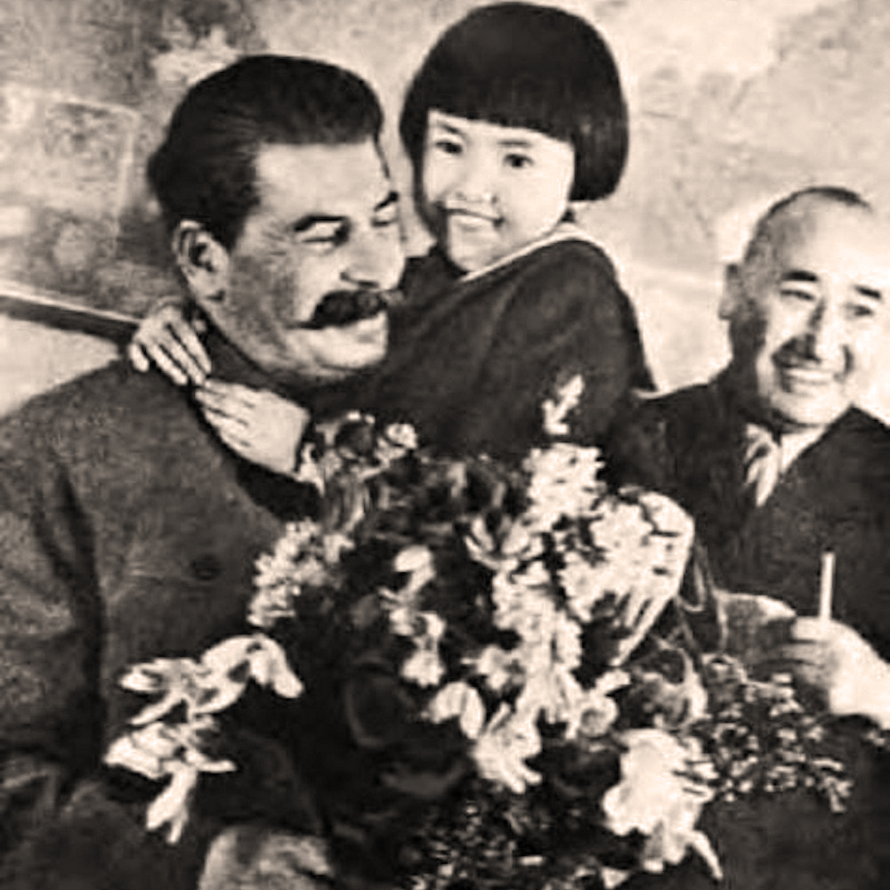 Что стало с родителями девочки, которая сфотографировалась в обнимку со Сталиным?