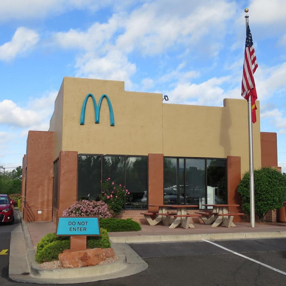 Почему на здании McDonald's в городе Седона эмблема бирюзового цвета?