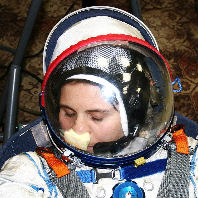 Как чешут нос космонавты, одетые в скафандр?